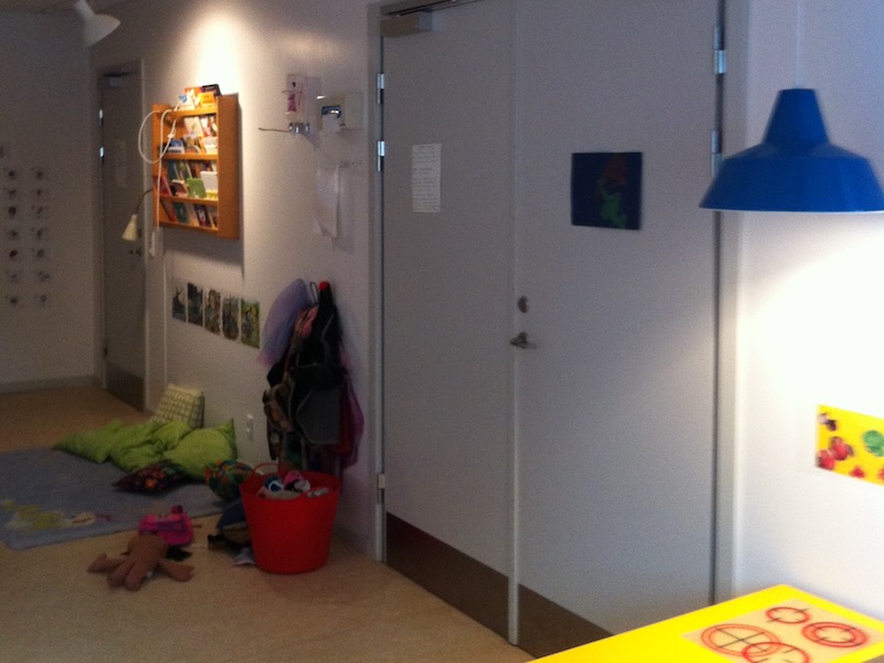 Hvordan kan indretning støtte børns sociale relationer med møbler og lyset.