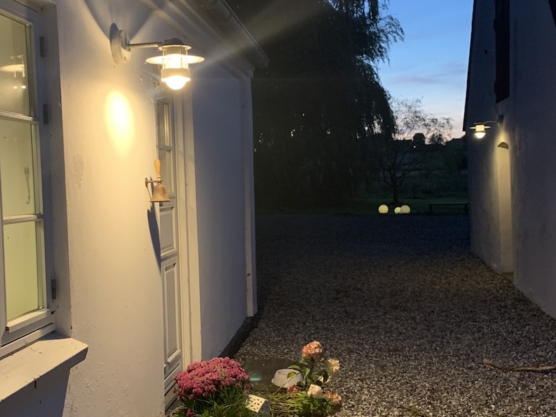 Lys ved indgangen og i haven giver tryghed