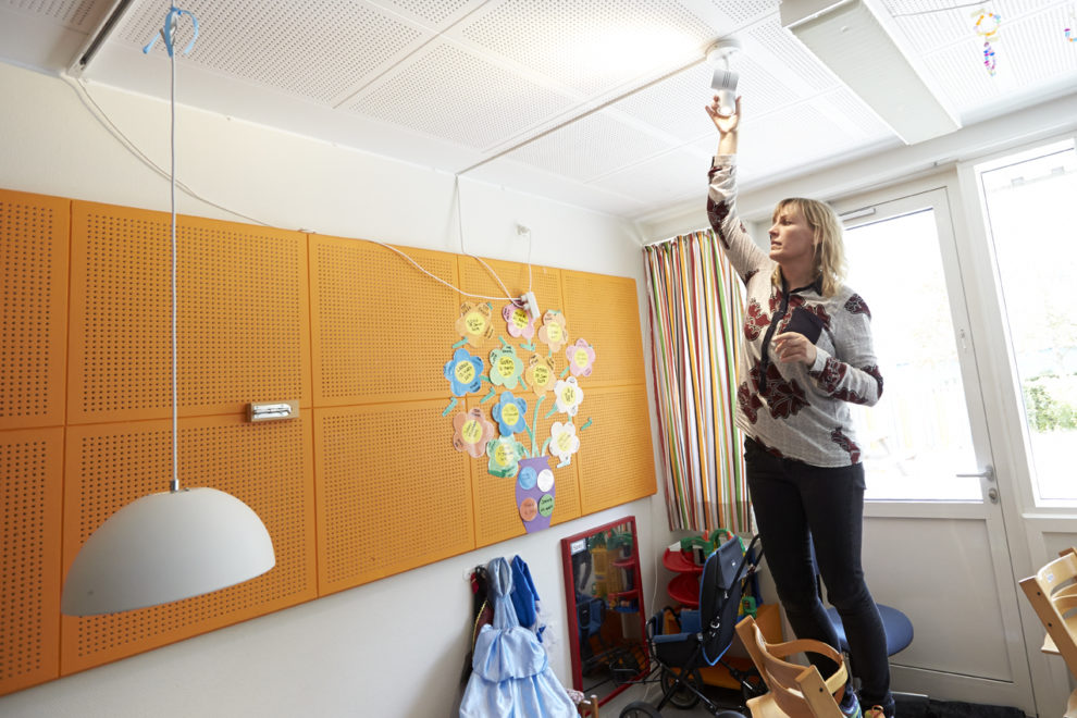 Mine erfaringer er, at man kan nedsætte støjen ved at indrette daginstitutioner og klasselokale med større bevidsthed