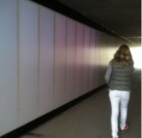 Lyset følger de forbipasserende gennem tunnelen.