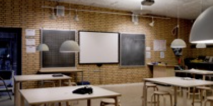 I dag skal vores lys og indretning ses som en helhedsløsning, der i samspil med arkitekturen støtter både den faglige og sociale del af læringsprocessen.