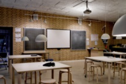 I dag skal vores lys og indretning ses som en helhedsløsning, der i samspil med arkitekturen støtter både den faglige og sociale del af læringsprocessen.