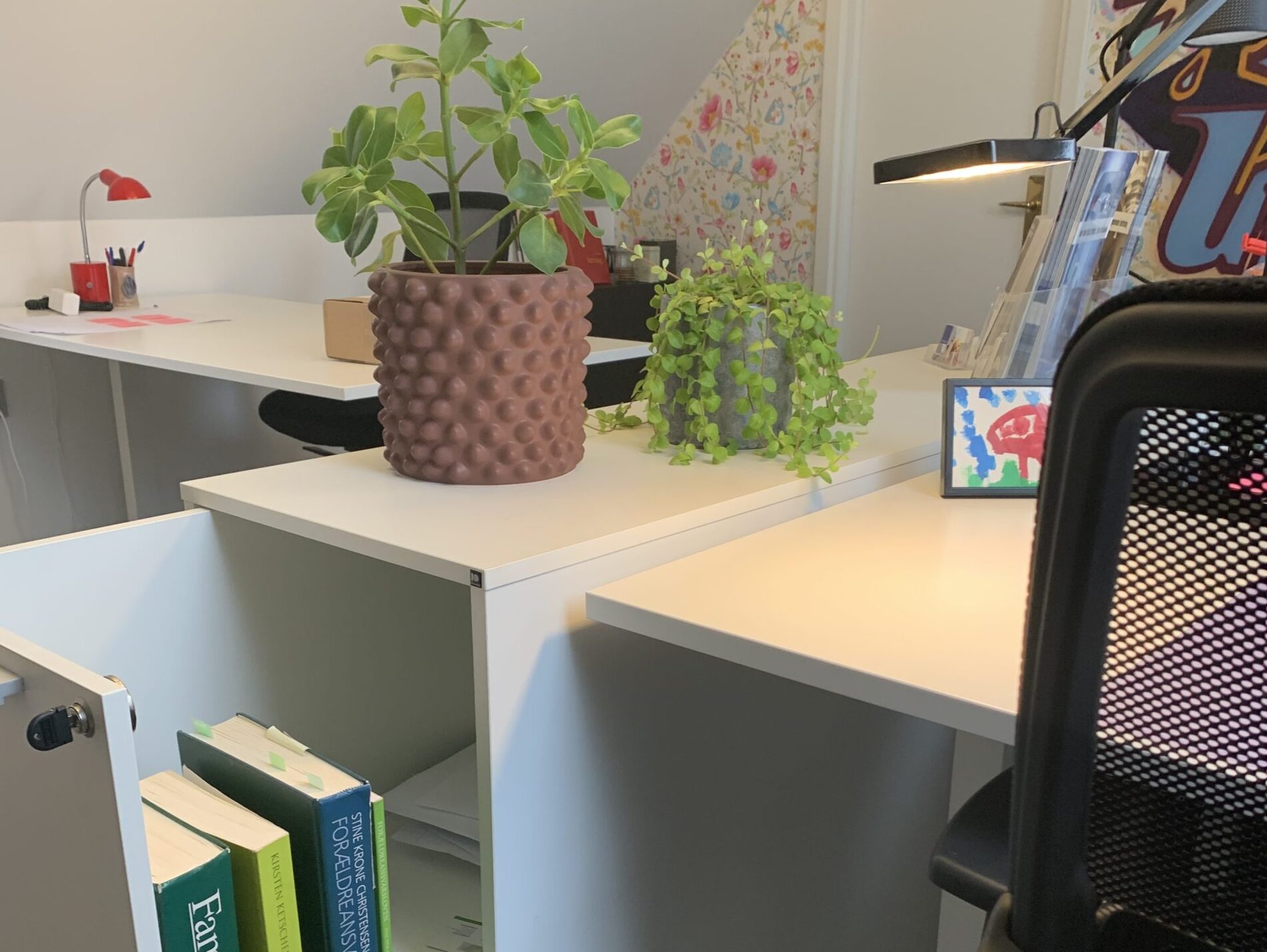 Med skuffedariet som du kan se på billedet, kan du have dine mapper under skrivebordet, så du let kan sætte dem på plads i takt med, at opgaven skrider fremad.