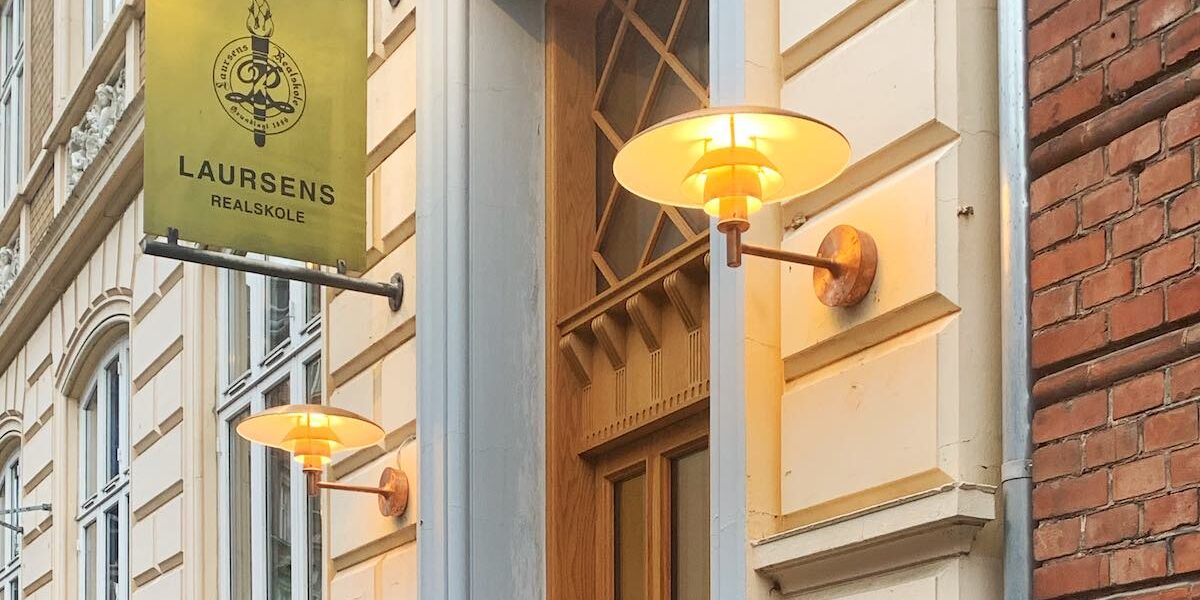 Laursens Realskole – multifunktionelt biblioteksområde Lisbeth, pædagogisk leder på Laursens Realskole, os med en spændende udfordring. Skolen stod over for en ombygning af deres lille bibliotek og forrummet til et kontor, som skulle forvandles til et multifunktionelt biblioteksområde