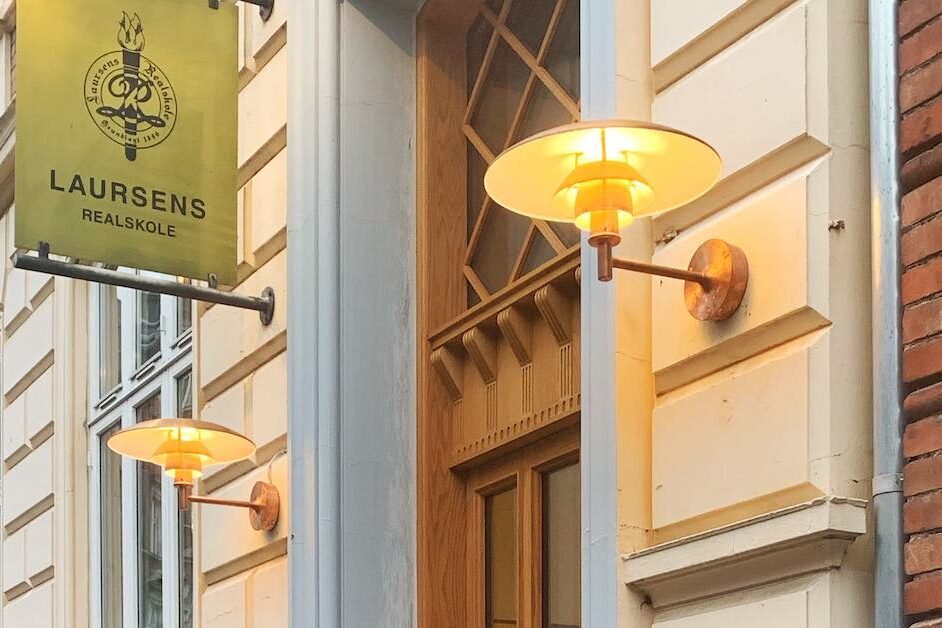 Lisbeth, pædagogisk leder på Laursens Realskole, os med en spændende udfordring. Skolen stod over for en ombygning af deres lille bibliotek og forrummet til et kontor, som skulle forvandles til et multifunktionelt biblioteksområde