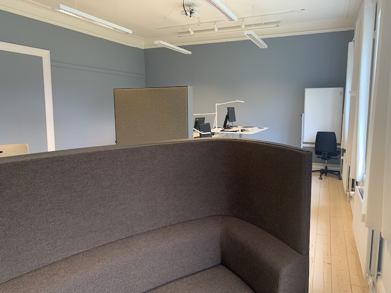 Plads til videndellig og koncentration Med indretning til flere generationer hjælper vi virksomheder med at skabe arbejdsrum, der styrker både medarbejdernes arbejdsglæde og virksomhedens udvikling.