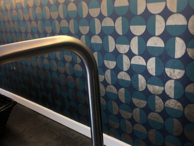Grafisk tapet af Arne Jacobsen Grafisk tapet af Arne Jacobsen ved et tekøkken