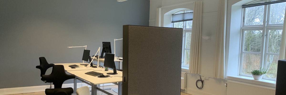 Kontor indretning, så virksomheder både lever op til gældende regler og skaber tryghed for medarbejderne.