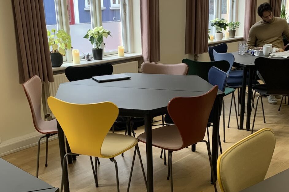 Nye borde med linoleumsoverflade giver en rolig og varm fornemmelse, og polstrede stole i fem afstemte farver tilfører både komfort og et harmonisk helhedsindtryk.