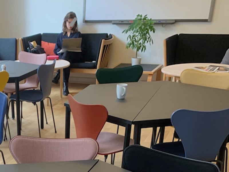 Nye borde med linoleumsoverflade og polstrede stole i fem forskellige farver skaber ro og varme.