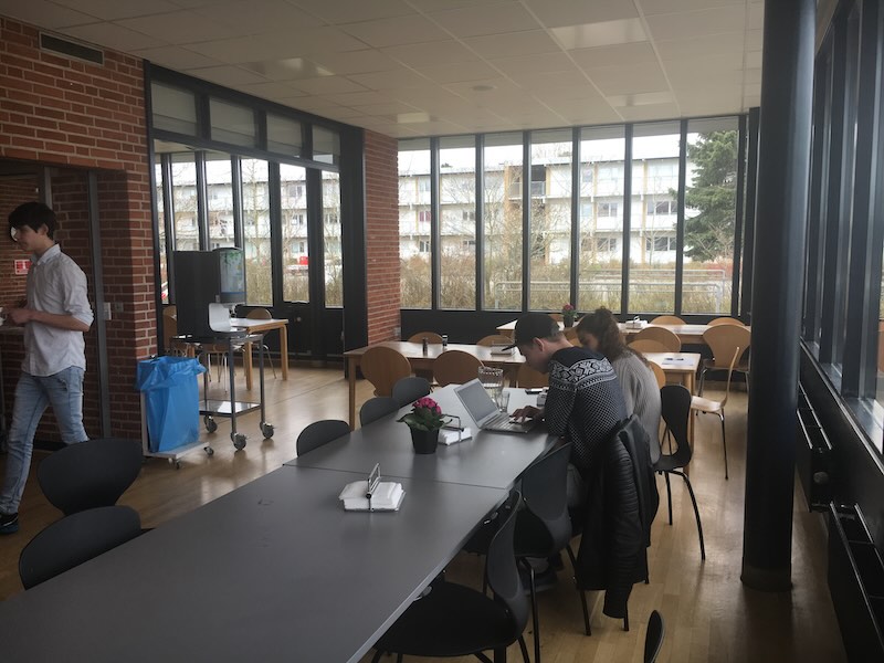 Lokalet fremstod køligt og institutionspræget. tidligere fremstod køligt og institutionspræget