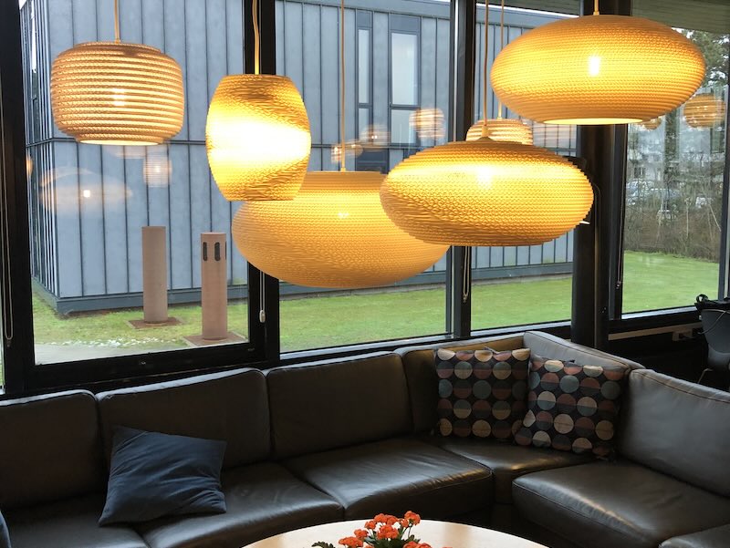 Trivselsfremmende belysning De nye Moon-lamper har givet lokalet en markant forandring.