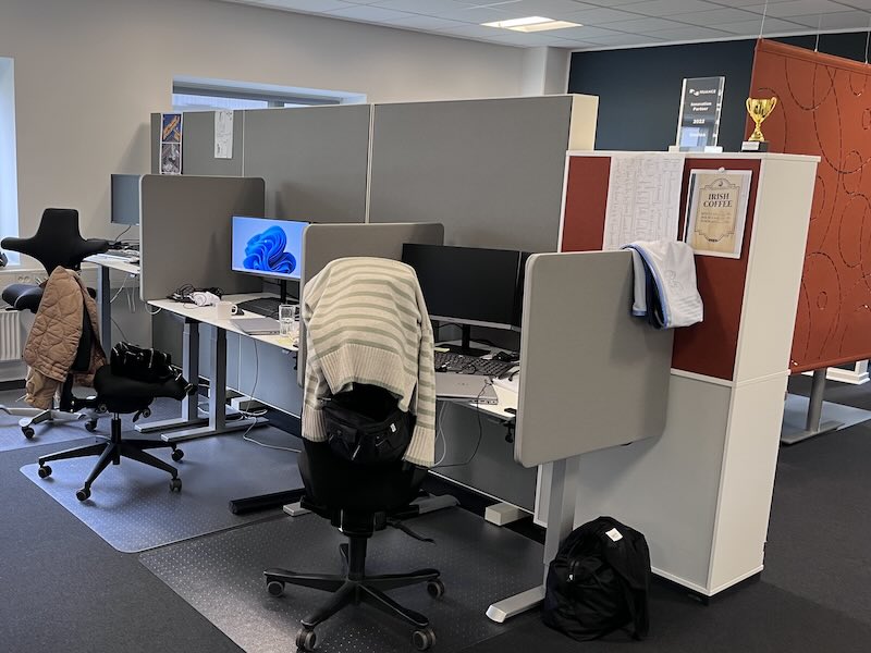 Lyddæmpning i det åbne kontor I det åbne kontor blev der arbejdet målrettet med lyddæmpning i åbne kontorer