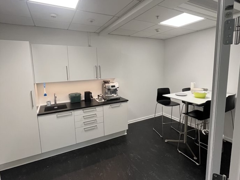 Højbordet i køkkenet fungerer som naturligt samlingspunkt