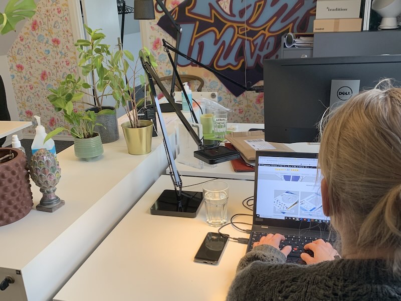 En skrivebordslampe til kontorarbejde er en enkel måde at forbedre arbejdsmiljøet på.