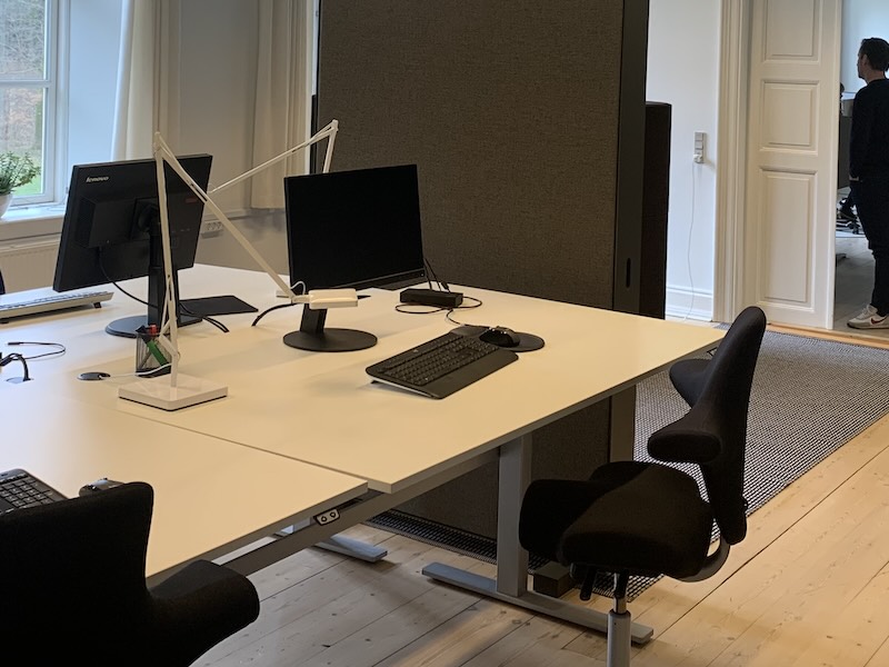 Vælger skrivebordslamper til arbejdspladsen, der handler det om funktion og tilpasning.