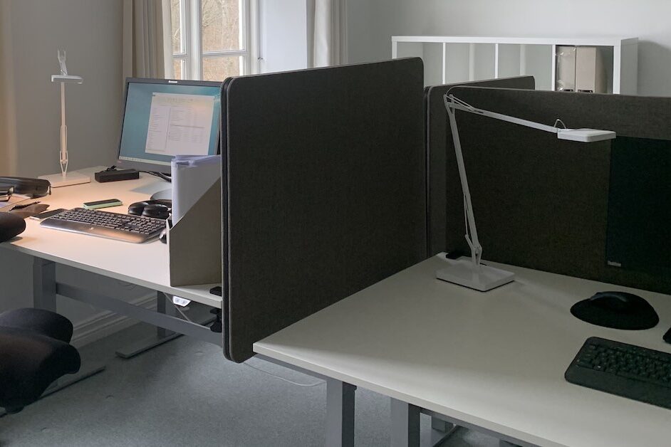 Individuelle skrivebordslamper giver bedre belysning på kontoret.